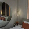 Luksusowe oświetlenie w postaci złotego żyrandola kryształowego Crystal XS w salonie. Primavera Home.