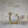 Luksusowa ekspozycja żyrandola Ring Złoty Eclipse w salonie. Projekt Primavera Home.