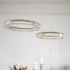 Nowoczesne ujęcie żyrandola Ring Złoty Eclipse w eleganckim wnętrzu. Primavera Home.