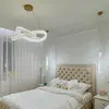 Szczegóły uchwytu ze stali nierdzewnej w złotym żyrandolu kryształowym Crystal XS. Primavera Home.