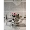 Hoker AZURO eksponowany w showroomie z eleganckim wykończeniem. Meble na zamówienie od PRIMAVERA HOME.