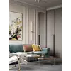 Kinkiet MODERN umieszczony w przestrzeni biura, nadający elegancji i nowoczesności. Oświetlenie od Primavera Home.