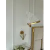Kinkiet Motyl Złoty w zestawieniu z innymi lampami. Detal wykończenia od Primavera Home.