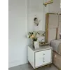Kinkiet Motyl Złoty stylizowany na szafce. Ekspozycja w salonie od Primavera Home.