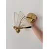 Kinkiet Motyl Złoty w naturalnym świetle. Detal wykończenia od Primavera Home.