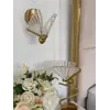 Kinkiet Motyl Złoty z zestawieniem mebli. Ekspozycja w salonie od Primavera Home.