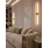 Kinkiet MODERN w aranżacji nowoczesnego salonu, podkreślający elegancję wnętrza. Oświetlenie na zamówienie od Primavera Home.