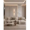 Złoty kinkiet MODERN wyeksponowany w showroomie, pokazujący jego wyjątkowy design. Oświetlenie od Primavera Home, które przyciąga wzrok.