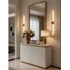 Kinkiet MODERN w nocnej aranżacji wnętrza, tworzący przytulną atmosferę. Oświetlenie od Primavera Home w stylu glamour.