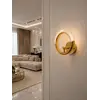 Zbliżenie na kinkiet Złoty Okrągły Glamour Round, podkreślające jego elegancki wygląd. Meble na zamówienie od Primavera Home.
