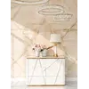 Biało-złota komoda na wysoki połysk Avenue 120 cm w ekspozycji showroomu, idealna do nowoczesnych wnętrz. Meble na zamówienie od PRIMAVERA HOME.