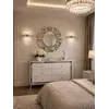 Komoda glamour lakierowana drewniana na stalowych nogach Lorenzo M Silver usytuowana w eleganckim salonie. Meble na zamówienie od PRIMAVERA HOME.