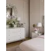 Komoda glamour lakierowana drewniana na stalowych nogach Lorenzo M Silver w stylowym wnętrzu, dodająca elegancji. Meble na zamówienie od PRIMAVERA HOME.
