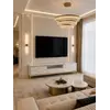 Aranżacja salonu z komodą RTV oraz telewizorem, idealna do relaksu, od Primavera Home.
