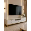 Zbliżenie na złote elementy komody RTV, podkreślające glamour styl, od Primavera Home.