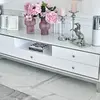 Widok efektu lustra na komodzie RTV glamour wysoki połysk biało srebrna Lorenzo L Silver. Meble na zamówienie od PRIMAVERA HOME.