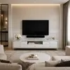 Ekspozycja komody RTV glamour wysoki połysk biało srebrna Lorenzo L Silver w nowoczesnym salonie. Meble na zamówienie od PRIMAVERA HOME.