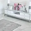 Komoda RTV glamour wysoki połysk biało srebrna Lorenzo L Silver w aranżacji wnętrza kuchennego. Meble na zamówienie od PRIMAVERA HOME.