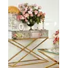 Perspektywa boczna konsoli lustrzanej CHICAGO GOLD glamour stalowej złotej, ukazująca jej nowoczesny design. Meble na zamówienie od Primavera Home.