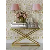 Ekskluzywne ujęcie konsoli lustrzanej CHICAGO GOLD glamour stalowej złotej, podkreślające jej elegancję. Meble na zamówienie od Primavera Home.