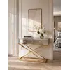 Perspektywa ukazująca konsolę lustrzaną CHICAGO GOLD glamour stalową złotą w eleganckim otoczeniu. Meble na zamówienie od Primavera Home.