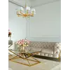 Stylizaacja konsoli lustrzanej CHICAGO GOLD glamour stalowej złotej z bliska, podkreślająca jej luksusowy charakter. Aranżacja nowoczesnego wnętrza od Primavera Home.