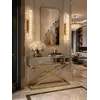Widok z tyłu konsoli lustrzanej CHICAGO GOLD glamour stalowej złotej, ukazujący jej stylowy kształt. Ekspozycja w salonie Primavera Home.