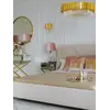Konsola lustrzana CHICAGO GOLD glamour stalowa złota widoczna za szybą, prezentująca swój wyrafinowany styl. Aranżacja nowoczesnego wnętrza od Primavera Home.