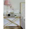 Detale szklanej powierzchni konsoli lustrzanej CHICAGO GOLD glamour stalowej złotej, ukazujące jej wysoką jakość. Meble na zamówienie od Primavera Home.