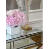 Widok z dołu na konsolę lustrzaną CHICAGO GOLD glamour stalową złotą, podkreślający jej nowoczesne linie. Meble na zamówienie od Primavera Home.