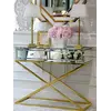 Konsola lustrzana CHICAGO GOLD glamour stalowa złota ustawiona przy ścianie, tworząca elegancki akcent. Ekspozycja w salonie Primavera Home.