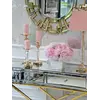 Widok z ukosa na konsolę lustrzaną CHICAGO GOLD glamour stalową złotą, ukazujący jej elegancką formę. Ekspozycja w salonie Primavera Home.