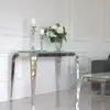 Srebrna konsola ze szklanym blatem ELITE obok kanapy. Meble na zamówienie od PRIMAVERA HOME.