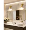 Detal wykończenia lampy glamour, złotej, sufitowej, od firmy Primavera Home, podkreślający jej elegancki styl.