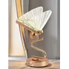 Naturalne ujęcie Lampy Stołowej Motyl Złota w eleganckim wnętrzu. Aranżacja nowoczesnego wnętrza od Primavera Home.