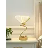 Lampa Stołowa Motyl Złota w towarzystwie kwadratowego stolika. Aranżacja nowoczesnego wnętrza od Primavera Home.