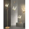 Lampa Stołowa Motyl Złota uchwycona z innej perspektywy. Ekspozycja w salonie od Primavera Home.