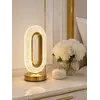 Lampka w ekspozycji showroomowej, prezentująca swoje unikalne cechy. Meble na zamówienie od Primavera Home.