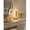 Lampa stołowa kryształowa VALO , złota, lampa nocna glamour, nowoczesna ukazana z boku. Ekspozycja w salonie od Primavera Home.