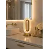 Zbliżenie, które ukazuje blask lampy stołowej, podkreślając jej styl glam. Oświetlenie od Primavera Home.