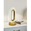 Lampa stołowa w stylowej sypialni, tworząca przytulny klimat. Oświetlenie od Primavera Home.