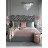Detal stali nierdzewnej w łóżku SPECTRE SILVER Glamour, podkreślający jego jakość. Meble na zamówienie od Primavera Home.