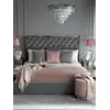 Ekspozycja łóżka SPECTRE SILVER Glamour w showroomie meblowym. Meble na zamówienie od Primavera Home.