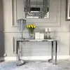 Nowoczesna srebrna konsola glamour LOLA w jasnym wnętrzu, podkreślająca elegancję przestrzeni. Meble na zamówienie od Primavera Home.