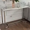 Nowoczesna srebrna konsola glamour LOLA w uchwycie do wnętrza, idealna do nowoczesnych aranżacji. Meble na zamówienie od Primavera Home.