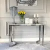 Nowoczesna srebrna konsola glamour LOLA w zestawieniu z innymi meblami w pomieszczeniu. Meble na zamówienie od Primavera Home.