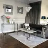 Widok od tyłu na nowoczesną srebrną konsolę glamour LOLA, ukazujący jej unikalny design. Detal od Primavera Home.