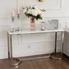 Widok z boku nowoczesnej srebrnej konsoli glamour LOLA. Aranżacja nowoczesnego wnętrza od Primavera Home.