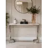 Widok z przodu nowoczesnej srebrnej konsoli glamour LOLA. Detal wykończenia od Primavera Home.