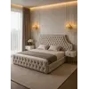 Łóżko glamour tapicerowane w pełnej aranżacji nowoczesnego salonu, prezentujące niepowtarzalny styl. Oświetlenie na zamówienie od Primavera Home.